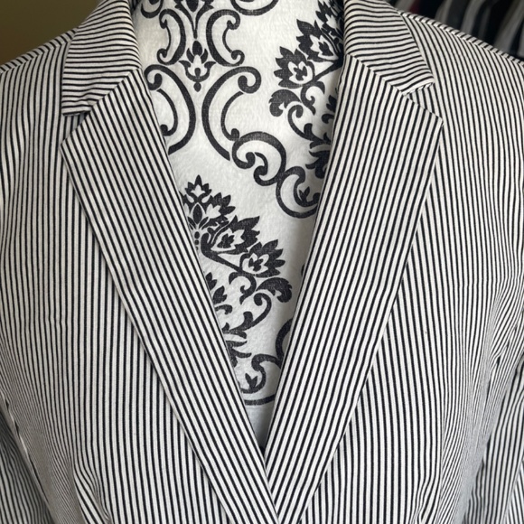 Summer Blazer in Thin Black and White Stripes - Picture 3 of 12
